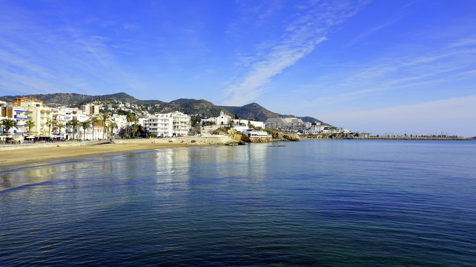 Bahía de Sitges con el paseo marítimo, destino para alquilar una villa