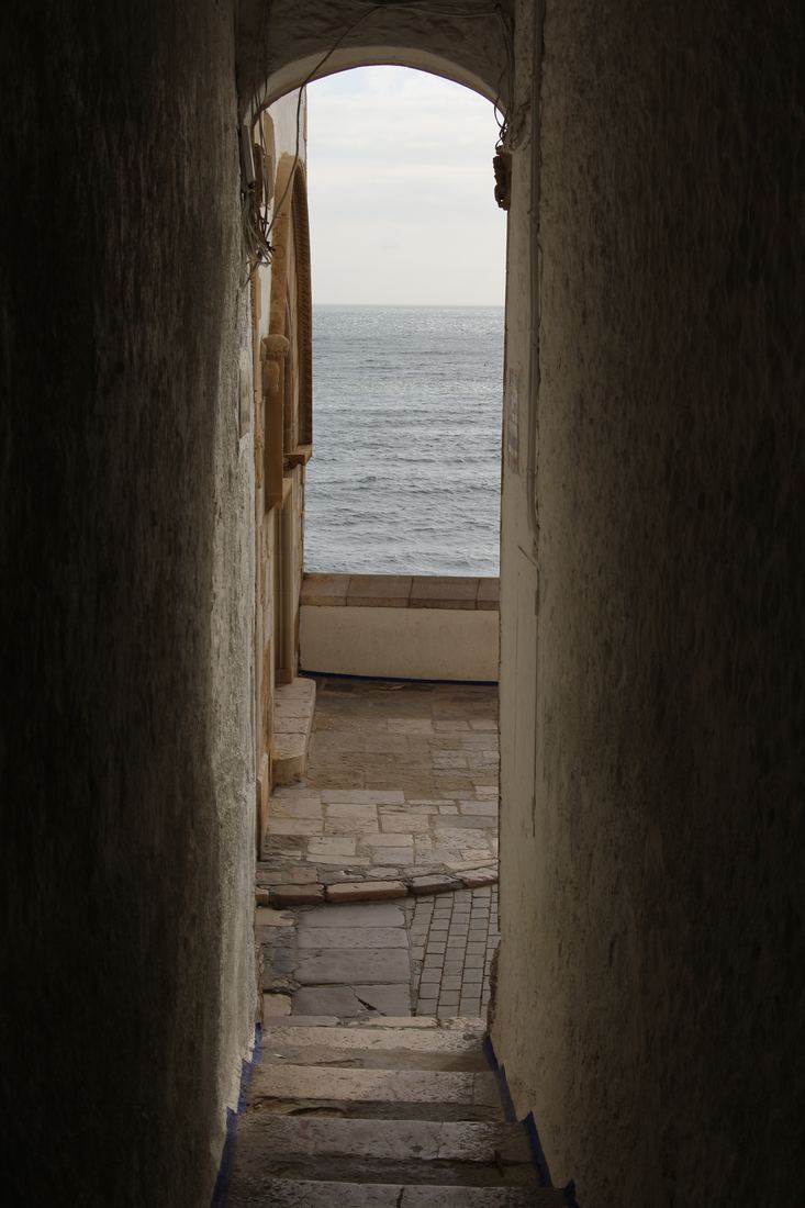 Callejón del casco antiguo de Sitges que da al mar